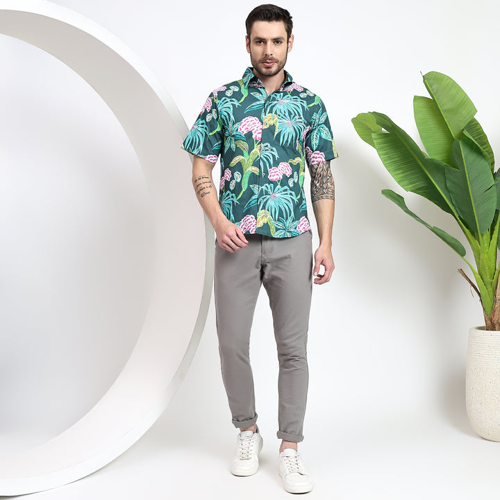 Vibrant tropical print on men’s slim fit Hawaiian shirt