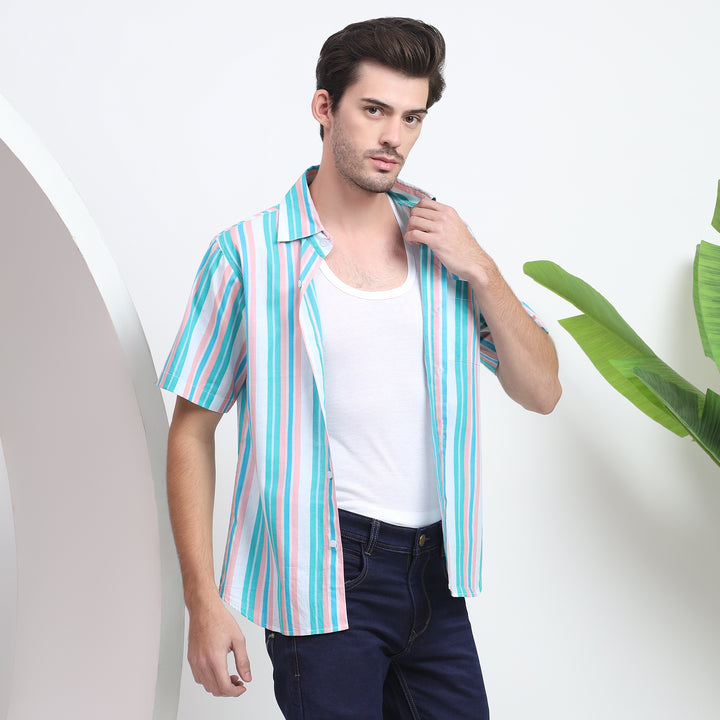 Side view of the men’s striped shirt in blue and white, offering a comfortable, casual fit