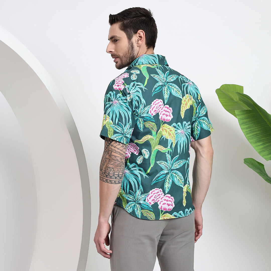 Back view of a men’s slim fit shirt, ideal for beach vacations