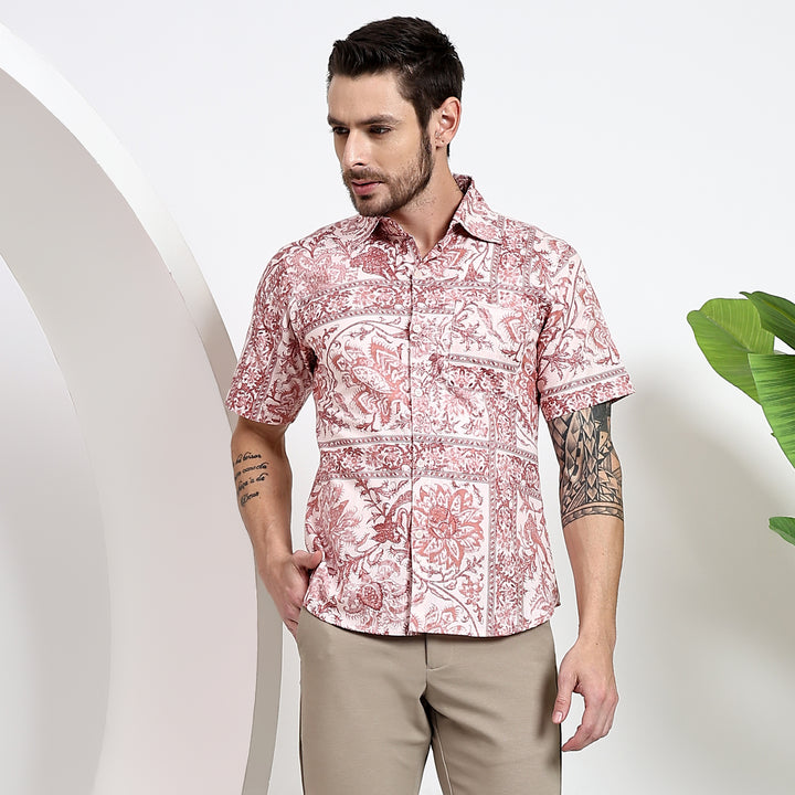 Regular fit men’s cotton shirt with short sleeves and trendy print