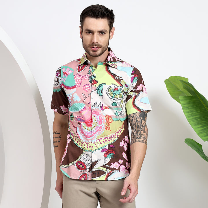 Men’s shirt featuring a relaxed fit and tropical pattern, perfect for vacations