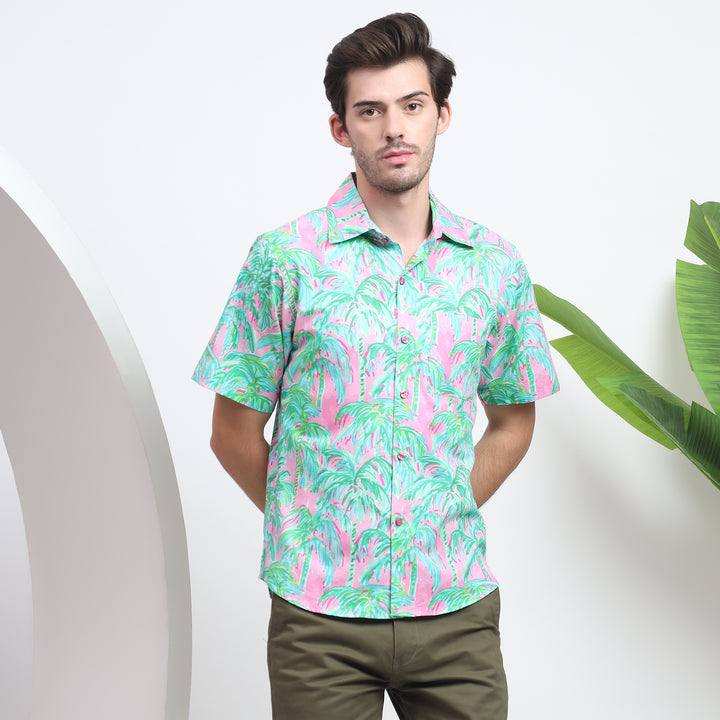 Comfortable short-sleeve shirt with a bold floral pattern for casual outings