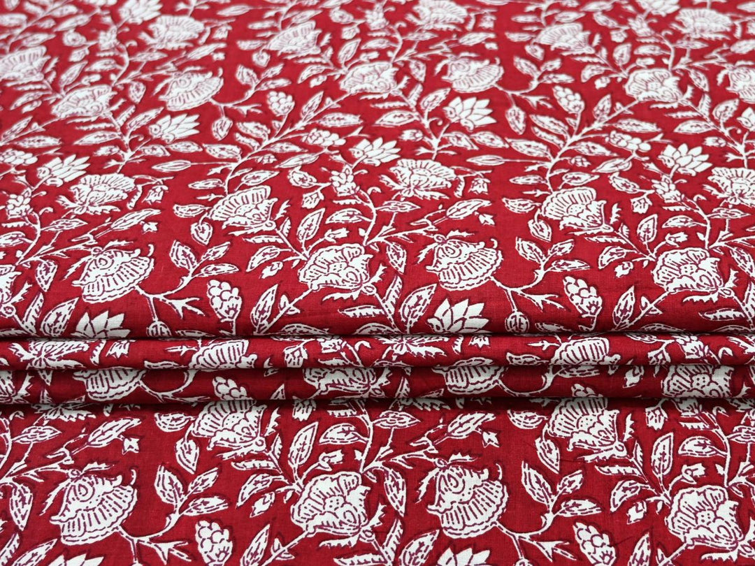 80 GSM lightweight cotton fabric for festive décor, gifts, and quilting