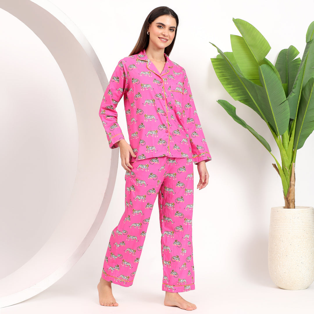 Close-up of the lapel collar on pink cotton pajama set with tiger print, providing a refined and comfortable look.